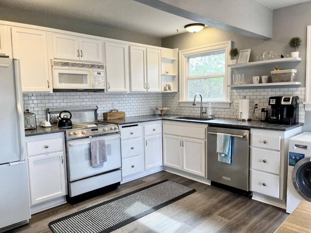 Modern 2 Bedroom Farmhouse Cottage With Hot Tub In Snohomish Esterno foto