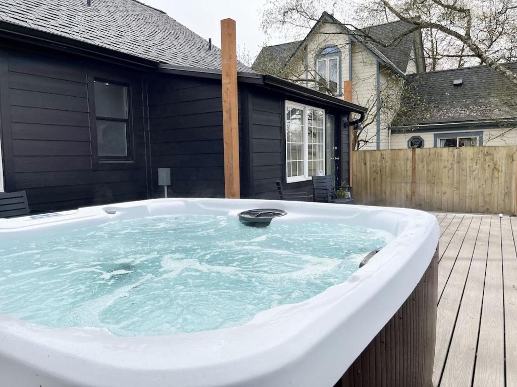 Modern 2 Bedroom Farmhouse Cottage With Hot Tub In Snohomish Esterno foto