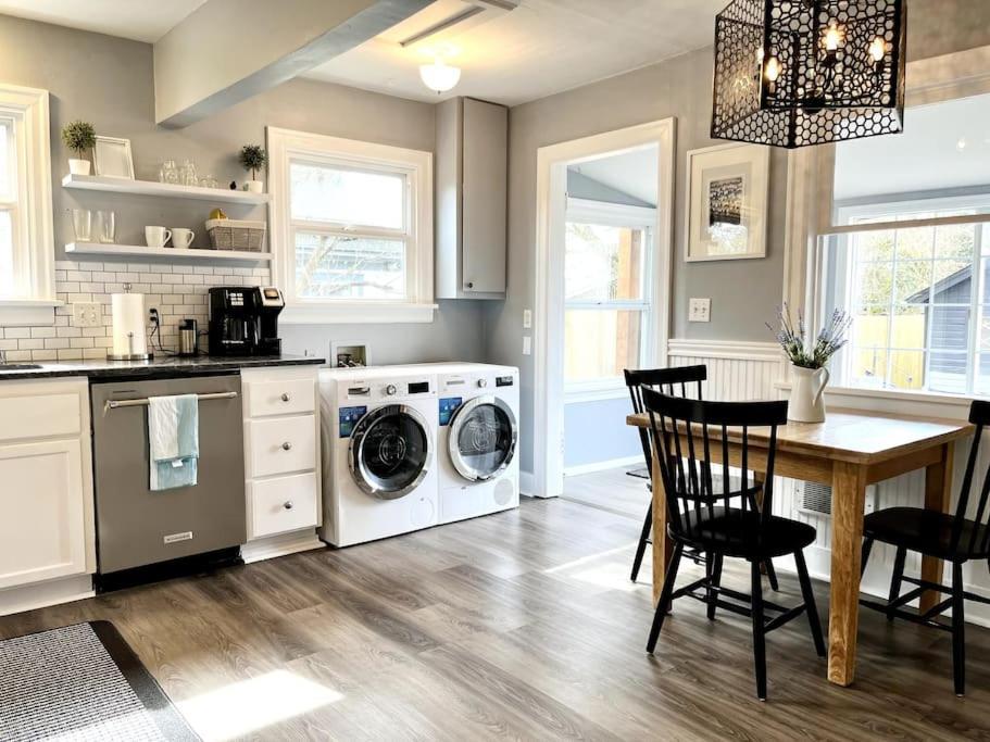 Modern 2 Bedroom Farmhouse Cottage With Hot Tub In Snohomish Esterno foto